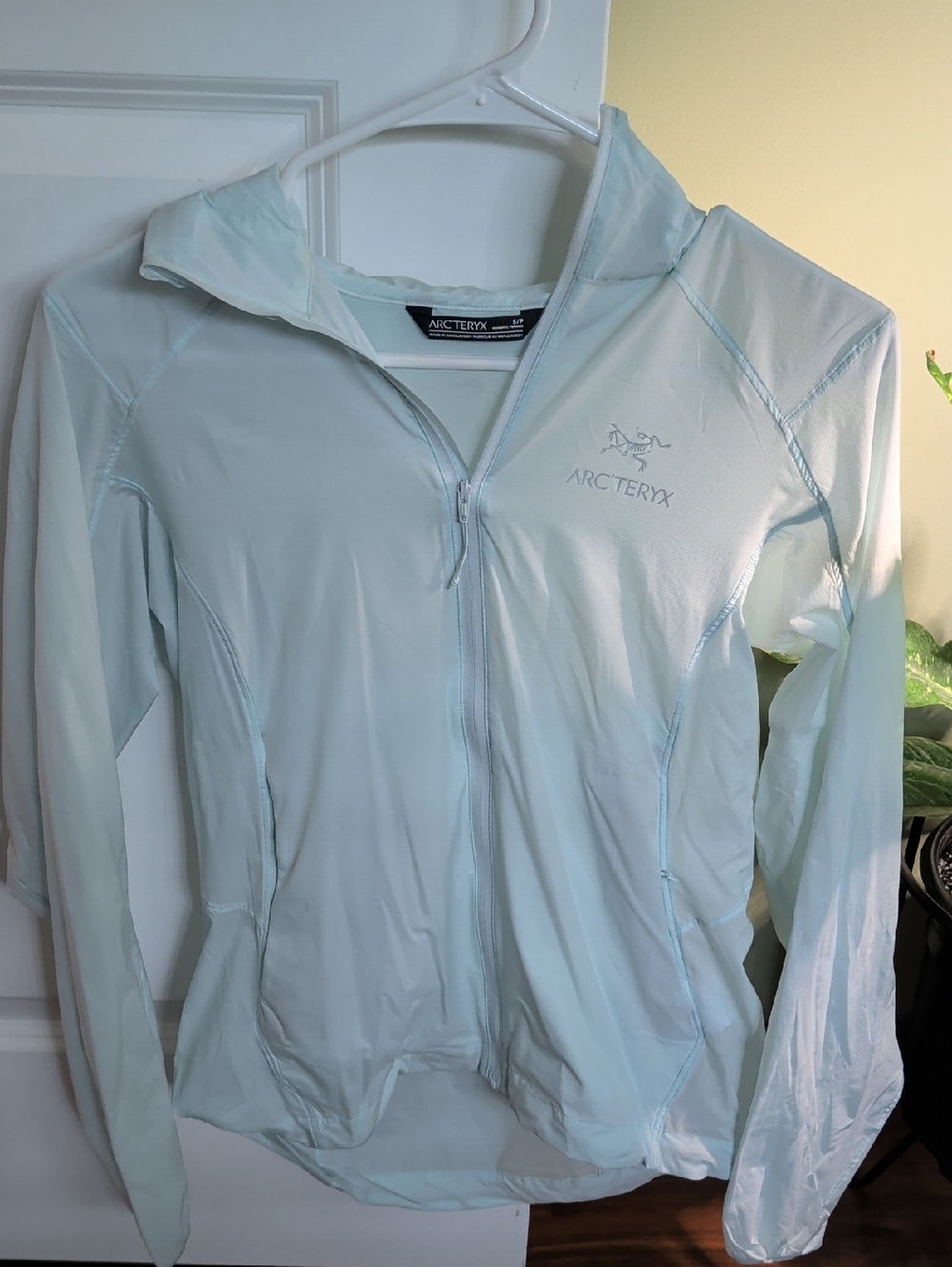 Arc'teryx Women's Pale Mint Lightweight Zip Jacket